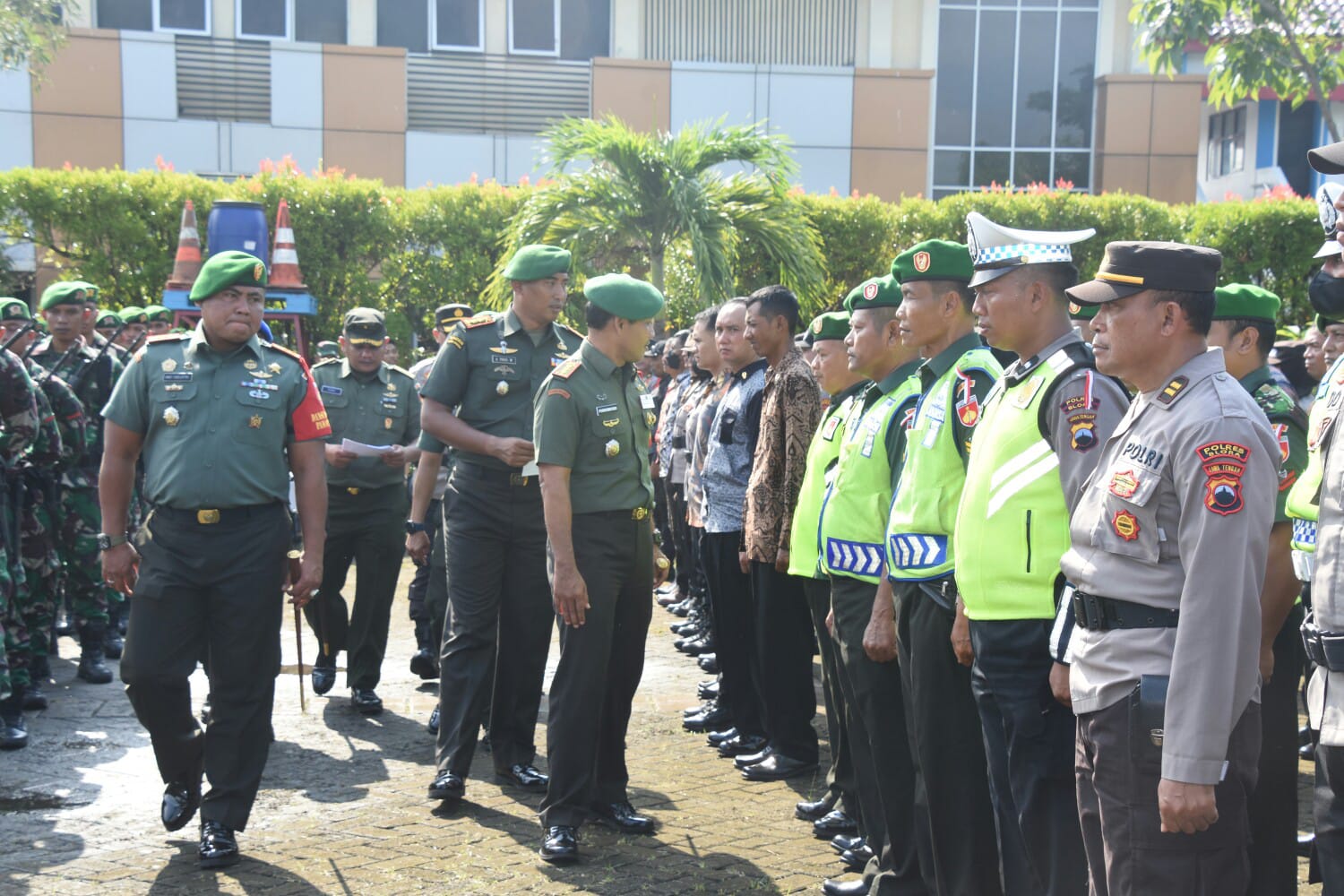 Kunjungan Presiden RI, Danrem 073/Makutarama Pimpin Apel Gelar Pasukan